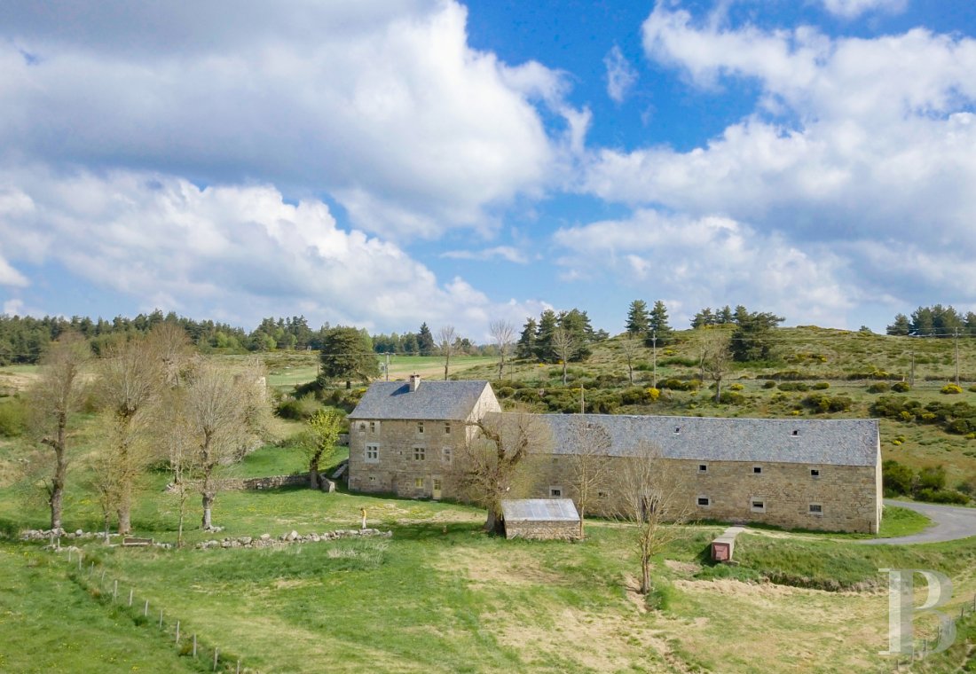 An old farm and dovecote in Lozère, at the entrance to the Aubrac plateau - photo  n°4